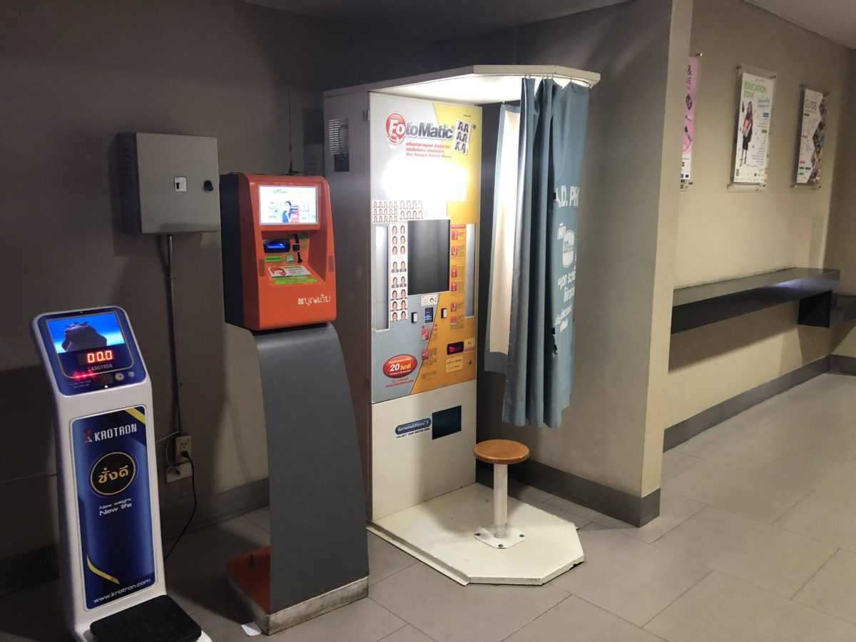 ゲートウェイ・エカマイにある証明写真機｜BE AMBITIOUS